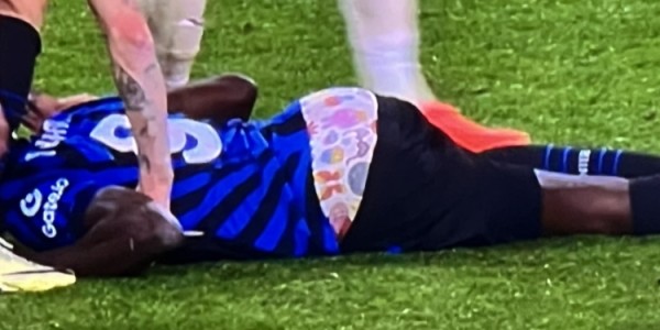 大乐透开奖结果-小图拉姆花裤衩闪耀球场球迷锐评：蜡笔小新的内裤？五颗星！